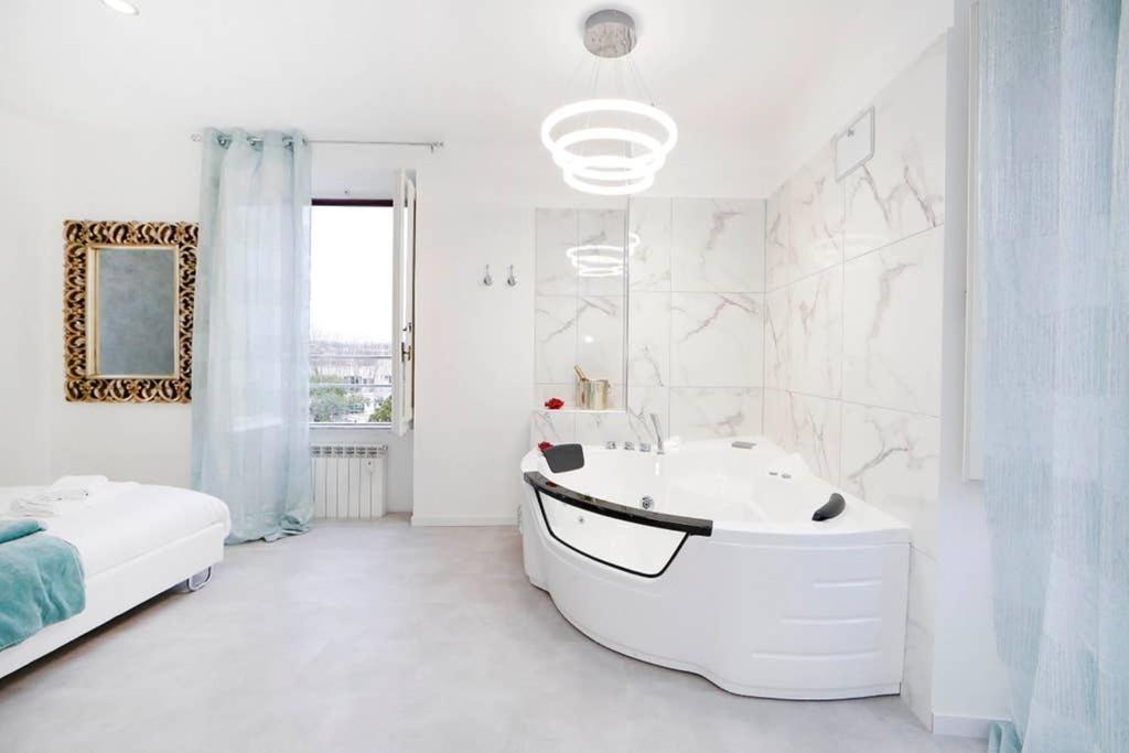 White Panoramic Jacuzzi Suite Trastevere - Top Collection Rome Buitenkant foto
