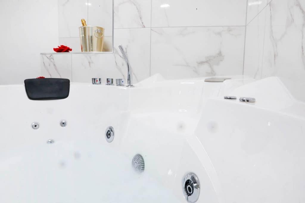White Panoramic Jacuzzi Suite Trastevere - Top Collection Rome Buitenkant foto