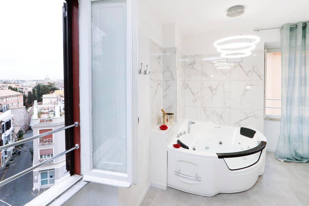 White Panoramic Jacuzzi Suite Trastevere - Top Collection Rome Buitenkant foto